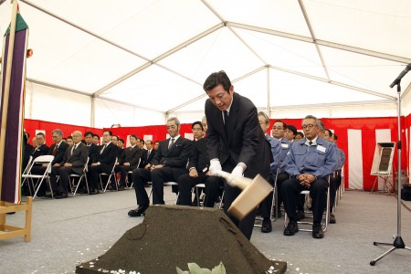 田中理事長による鍬入れ