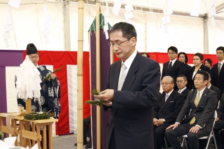 玉串をささげる横串開設準備室長