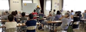 外部講師をお招きして観光に係る耳つぼについて皆で学びました。