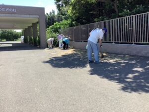 初夏のクリーンウォーク。施設周辺をお集まりいただいた有志と共にボランティア袋でゴミ拾い。お日様の下作業会話もしながらスッキリきれいに♪皆様のご協力に感謝致します。
