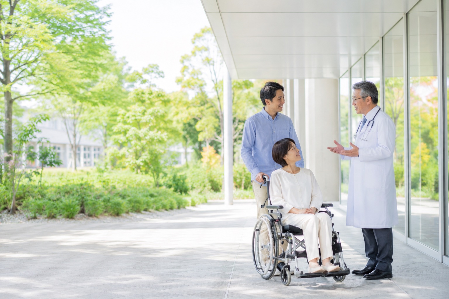 車椅子の患者さんと医療スタッフ